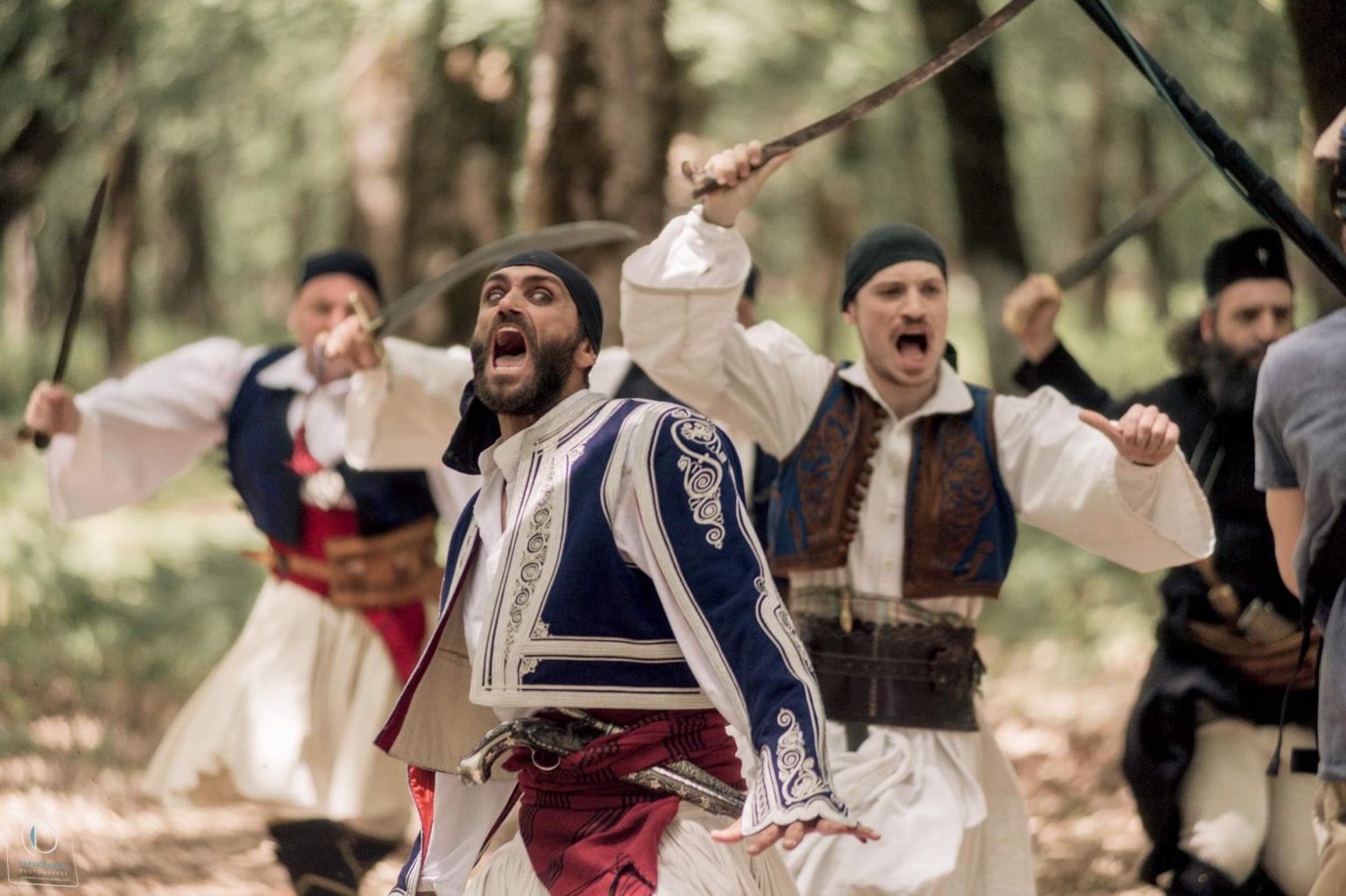 Το «The Dream Of The Brave» ξεκίνησε γυρίσματα με τους Θεοφανία Παπαθωμά, Τεό Θεοδωρίδης, Έλενα Θωμοπούλου, Κωστής Σαββιδάκης, Γεράσιμος Σοφιανός, Δημήτρης Πανατεράκης, Νίνα Λοτσάρη στο ιστορικό δάσος της Φολόης και στην Πηνεία υπό την αιγίδα της περιφέρειας πολιτισμού